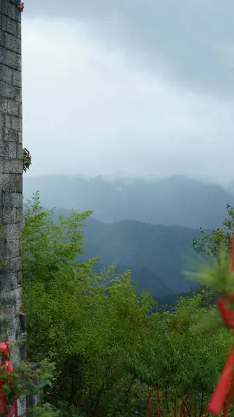 Der Verregnete Bergblick Mit Den Neblig Nebligen Regentropfen — Stockfoto