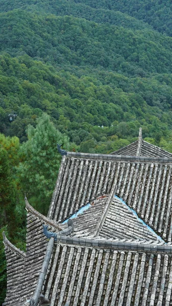 中国古代建筑座落在山顶上的古寺景 — 图库照片