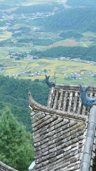 Старий Храм Древніми Китайськими Будинками Розташованими Верхівці Гір — стокове фото