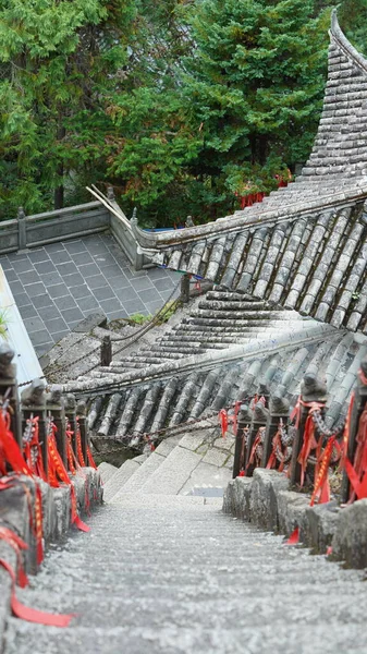 Старый Соблазнительный Вид Древние Китайские Здания Расположенные Вершине Гор — стоковое фото