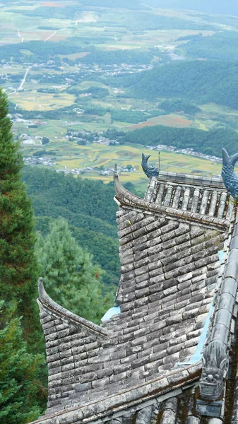 山の頂上に位置する古代中国の建物と古い寺院の景色 — ストック写真