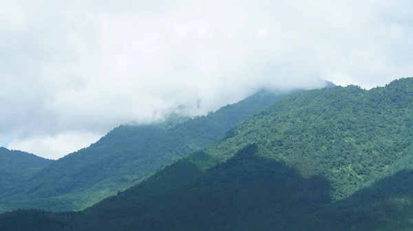 Las Hermosas Montañas Vista Con Cielo Nublado Valle Entre Ellos — Foto de Stock
