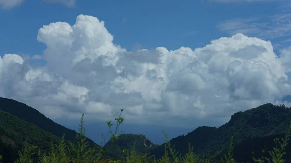 Las Hermosas Montañas Vista Con Las Nubes Blancas Cielo Azul — Foto de Stock
