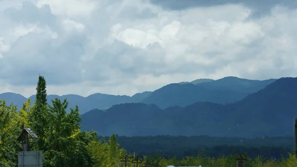 Piękne Góry Widok Białymi Chmurami Błękitnym Niebem Lecie — Zdjęcie stockowe