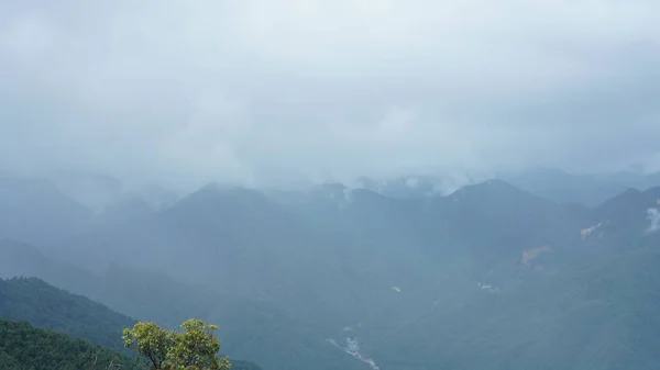 Yağmurlu Dağlar Sisli Sisli Yağmur Damlacıklarıyla Görünür — Stok fotoğraf