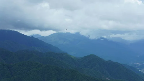 Die Schöne Aussicht Auf Die Berge Mit Dem Wolkenverhangenen Himmel — Stockfoto