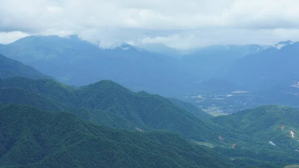 曇り空と谷が広がる美しい山の景色 — ストック写真
