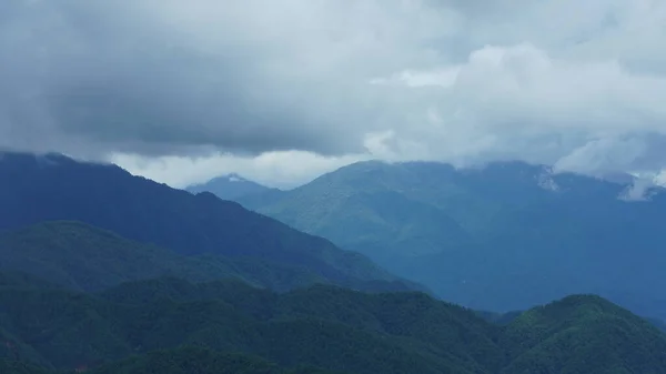 Güzel Dağlar Bulutlu Gökyüzü Aralarında Vadi Ile Görünür — Stok fotoğraf