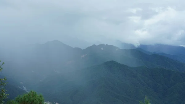 Der Verregnete Bergblick Mit Den Neblig Nebligen Regentropfen — Stockfoto