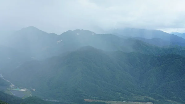 Het Regenachtige Bergzicht Met Mistige Mistige Regendruppels — Stockfoto