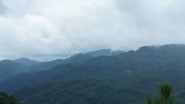 Het Prachtige Uitzicht Bergen Met Bewolkte Lucht Vallei Tussen Hen — Stockfoto