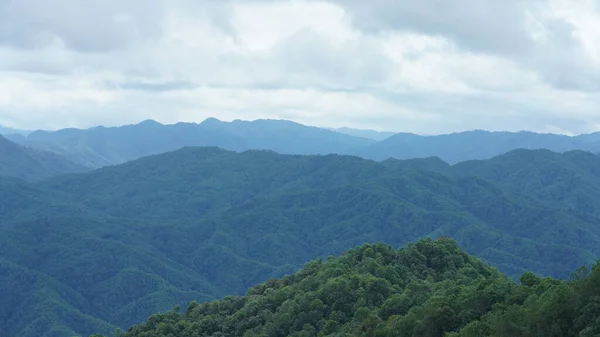 曇り空と谷が広がる美しい山の景色 — ストック写真