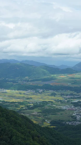 Arkaplanı Bulutlu Gökyüzü Olan Dağların Arasındaki Vadide Bulunan Sarı Pirinç — Stok fotoğraf