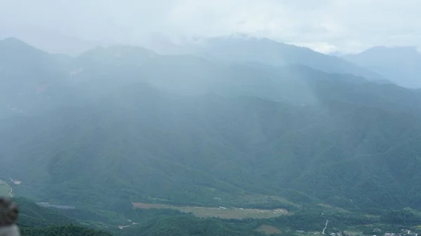 Θέα Στα Βουνά Που Βρέχει Τις Ομιχλώδεις Και Ομιχλώδεις Σταγόνες — Φωτογραφία Αρχείου
