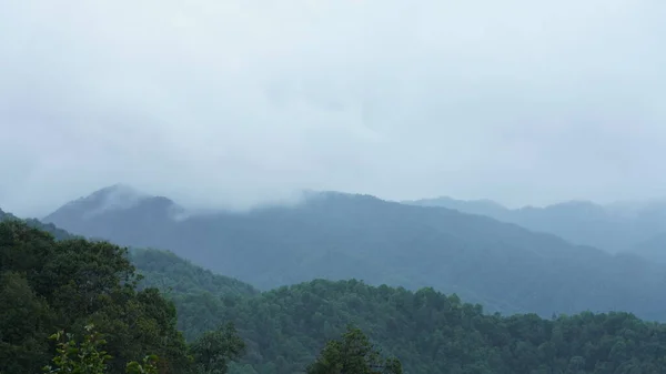 Vue Sur Les Montagnes Avec Brouillard Les Gouttelettes Pluie Brumeuses — Photo