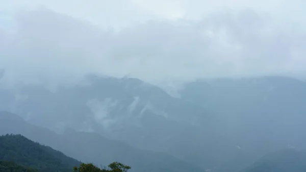Дождливый Вид Горы Туманными Туманными Каплями Дождя — стоковое фото