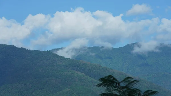 Las Hermosas Montañas Vista Con Cielo Nublado Valle Entre Ellos —  Fotos de Stock