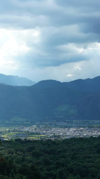 Arkaplanı Bulutlu Gökyüzü Olan Dağların Arasındaki Vadide Bulunan Sarı Pirinç — Stok fotoğraf