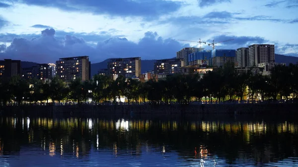Vista Cidade Azul Com Luzes Acesas Noite — Fotografia de Stock