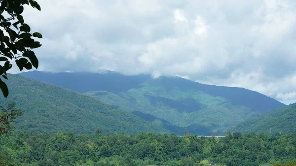 Splendida Vista Sulle Montagne Con Cielo Nuvoloso Valle Tra Loro — Foto Stock