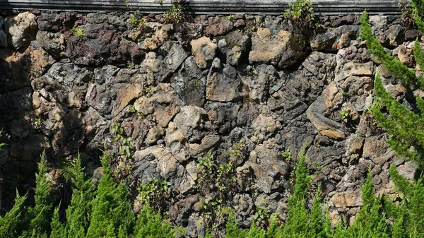 Kırmızı Siyah Valkano Kayalarıyla Örülmüş Duvar — Stok fotoğraf