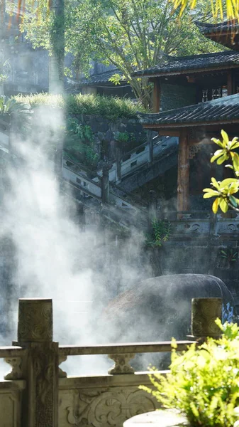 从热水表面冒出蒸汽的温泉景观 — 图库照片