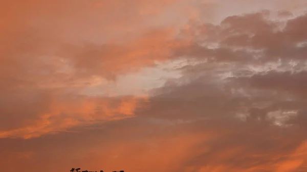 Het Prachtige Zonsondergang Uitzicht Hemel Met Kleurrijke Wolken Warme Lichten — Stockfoto