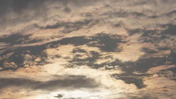 Indah Matahari Terbenam Pemandangan Langit Dengan Awan Berwarna Warni Dan — Stok Foto