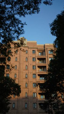 Güzel gün batımı manzarası, renkli bulutlar ve gökyüzünde sıcak ışıklar.