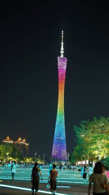 Güzel ve uzun kule manzaralı, gece renkli ışıklar açık.