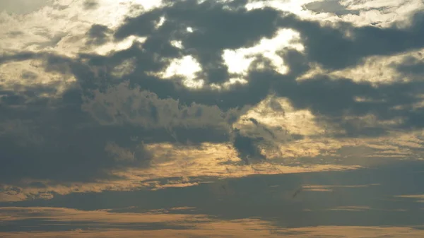 Güzel Gün Batımı Manzarası Renkli Bulutlar Gökyüzünde Sıcak Işıklar — Stok fotoğraf