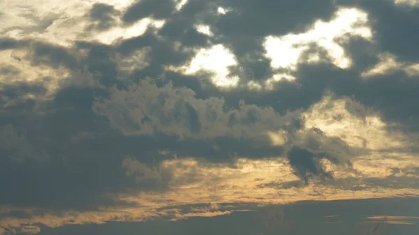 Indah Matahari Terbenam Pemandangan Langit Dengan Awan Berwarna Warni Dan — Stok Foto