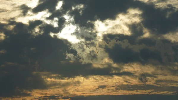 Güzel Gün Batımı Manzarası Renkli Bulutlar Gökyüzünde Sıcak Işıklar — Stok fotoğraf