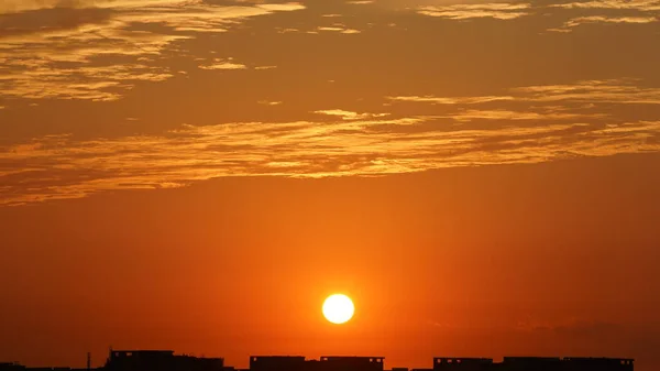 Прекрасний Вид Захід Сонця Різнокольоровими Хмарами Теплими Вогнями Небі — стокове фото
