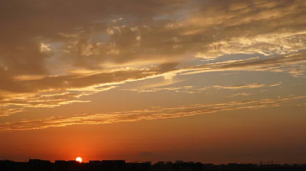 Den Vackra Solnedgången Himlen Utsikt Med Färgglada Moln Och Varma — Stockfoto