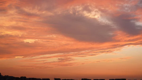 Прекрасний Вид Захід Сонця Різнокольоровими Хмарами Теплими Вогнями Небі — стокове фото