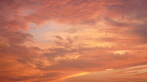 Bela Vista Céu Por Sol Com Nuvens Coloridas Luzes Quentes — Fotografia de Stock