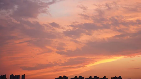 Gyönyörű Naplemente Kilátás Égre Színes Felhők Meleg Fények Égen — Stock Fotó