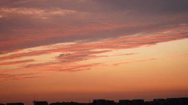 Όμορφη Θέα Στον Ουρανό Ηλιοβασίλεμα Πολύχρωμα Σύννεφα Και Ζεστά Φώτα — Φωτογραφία Αρχείου