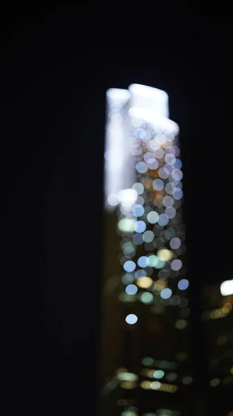 Der Wolkenkratzer Verschwimmt Bei Nächtlichem Licht — Stockfoto