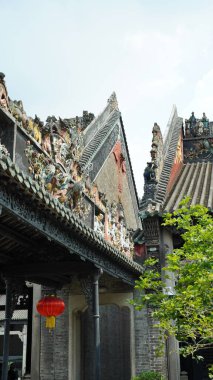 Çin 'in Guangzhou şehrinde bulunan eski Çin okul binaları. Güzel taş ve ahşap heykeller.