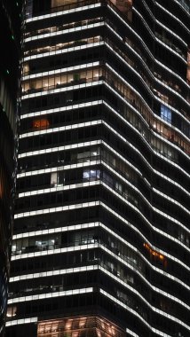 Geceleri ışıklar açık gökdelen gece görüşü