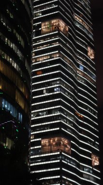 Geceleri ışıklar açık gökdelen gece görüşü