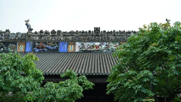 中国古老的学校建筑坐落在中国的广州市 有着漂亮的石雕和木雕 — 图库照片