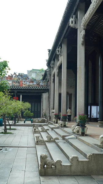 中国古老的学校建筑坐落在中国的广州市 有着漂亮的石雕和木雕 — 图库照片