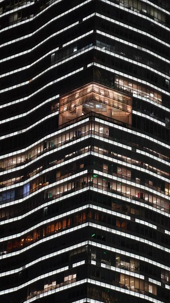 Vista Nocturna Del Rascacielos Con Las Luces Encendidas Por Noche — Foto de Stock