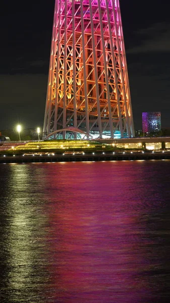 Όμορφη Θέα Στον Πύργο Πολύχρωμα Φώτα Αναμμένα Νύχτα — Φωτογραφία Αρχείου