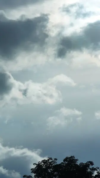구름낀 하늘은 도시에 태풍의 날씨를 보여준다 — 스톡 사진