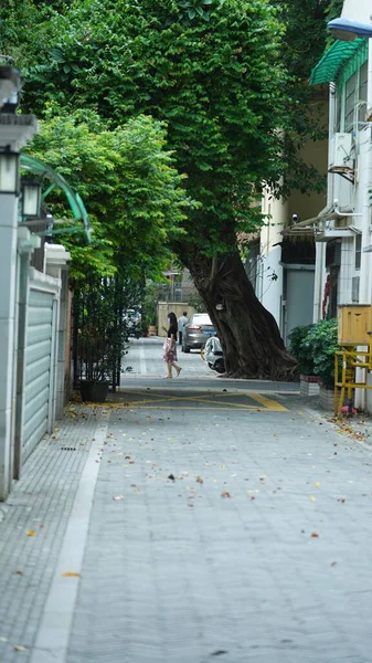 Şehir Caddesi Manzarası Convid Sırasında Maskeli Insanlar Yolda Yürüyordu — Stok fotoğraf