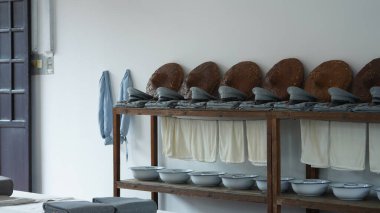 Eski askeri okul müzesi manzarası, eski mobilyalar ve eski ahşap mimari.